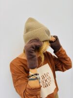 Bonnet côtelé avec cœur brodé – Image 5