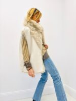 Gilet Reversible Sans Manches en fausse fourrure – modèle par FREDA – Image 4