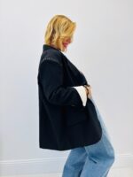 Blazer Oversize noir – Élégance structurée et détails couture – Image 3