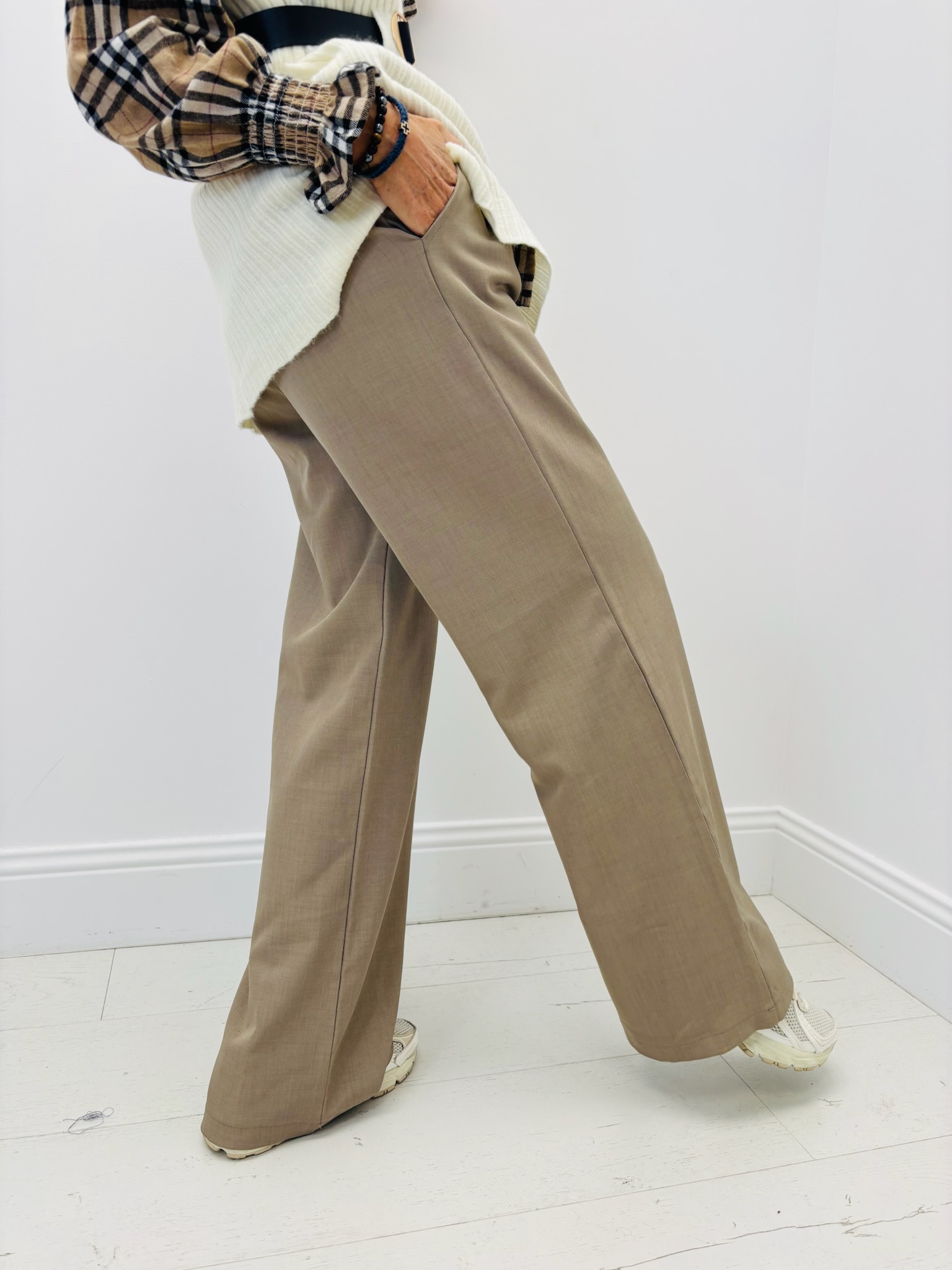 F411F6C1-0A29-42B9-AC98-7BFB9F1F34B5 Pantalon à Pinces Fluide – Élégance décontractée – Image 1