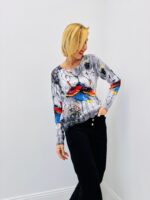 Pull Imprimé Artistique fond gris – Esprit contemporain et touche colorée – Image 4