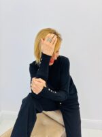 Pull Col Roulé avec boutons dorés – Élégance intemporelle et douceur fluide – Image 3