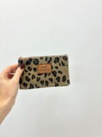 Mini Pochette Léopard “Sage & Sauvage” – Velours Côtelé & Détail Pompon – Image 3