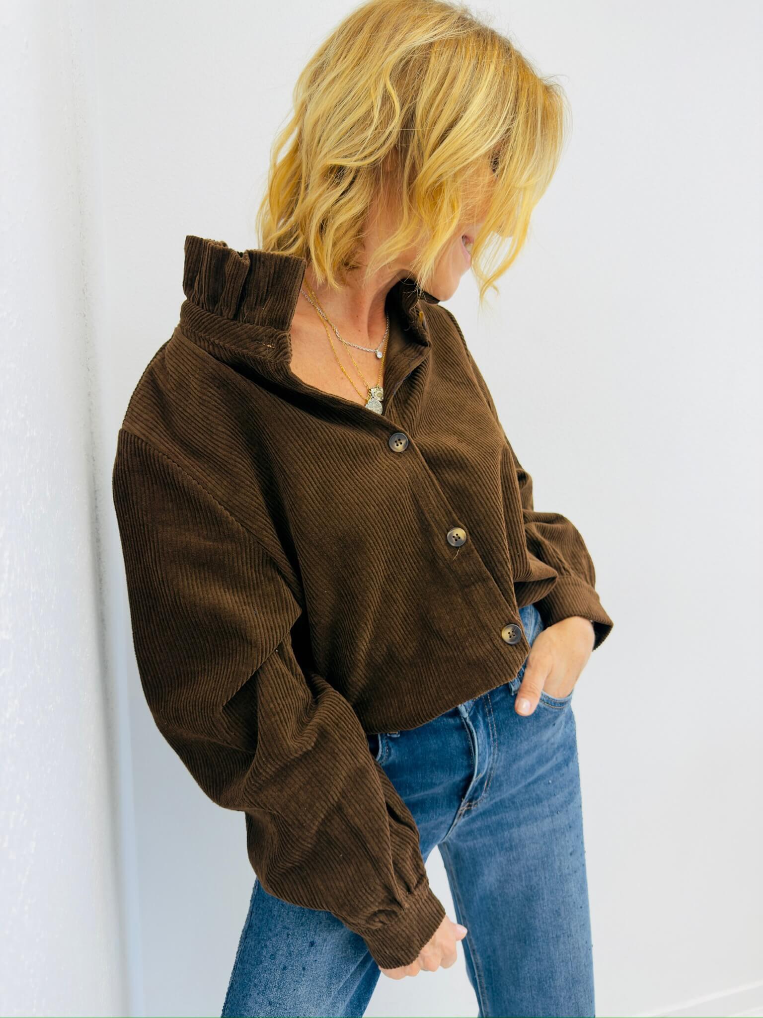 A3BB5EA8-463D-4057-8497-FFDF42DF0C54 CHEMISE EN VELOURS CÔTELÉ AVEC COL VOLANTÉ – Image 1